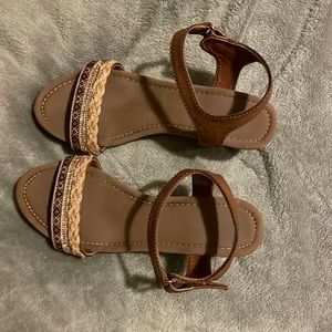 Selling size 6 wedges, no damage or scuffs are visible, leather straps.